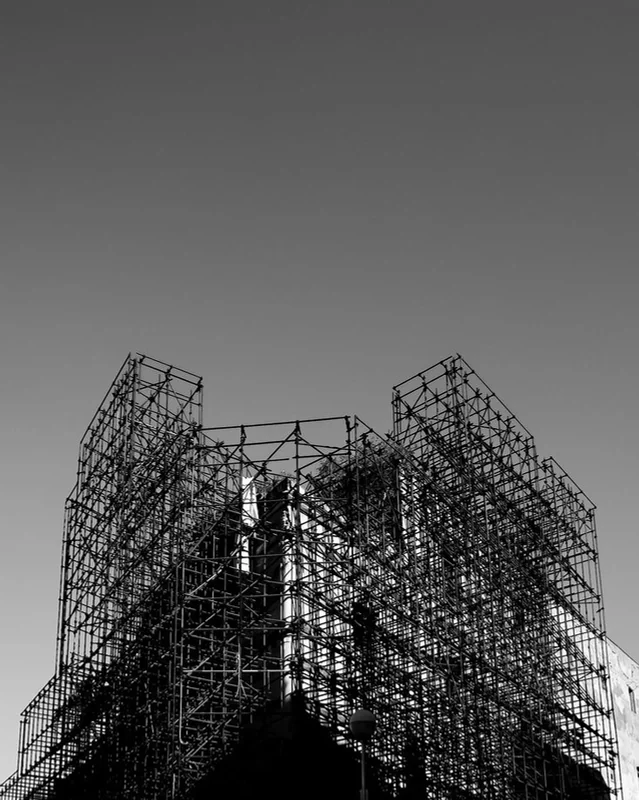 Struktur scaffolding tinggi pada bangunan, foto hitam putih