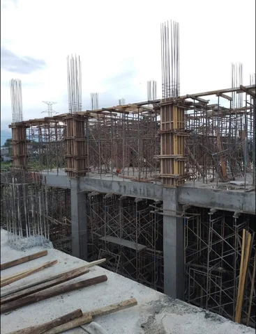 Struktur beton bertulang dengan perancah penyangga di proyek gedung
